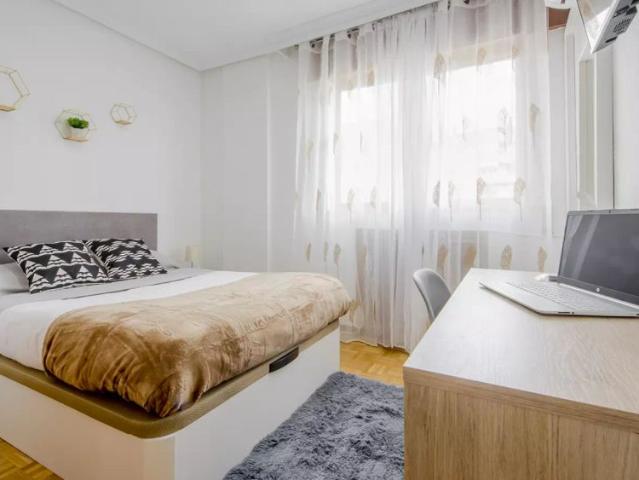 Room in a shared 6 bedroom apartment for rent in La Paz, bills included, professionals only
