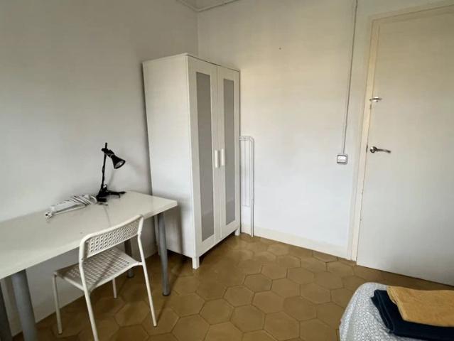 Room in a shared 6 bedroom apartment for rent in l'Antiga Esquerra de l'Eixample, perfect for students