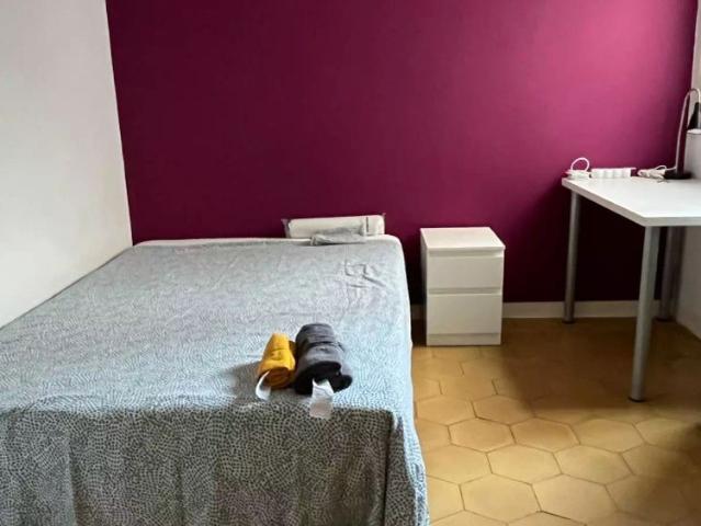 Room in a shared 6 bedroom apartment for rent in l'Antiga Esquerra de l'Eixample, perfect for students