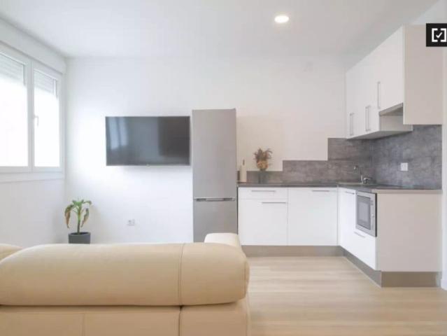 Room in a shared 6 bedroom apartment for rent in Lucero, all bills included