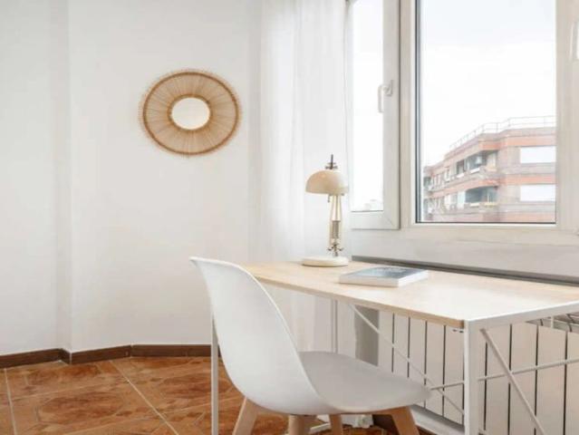 Room in a shared 6 bedroom apartment for rent in Madrid, bills included