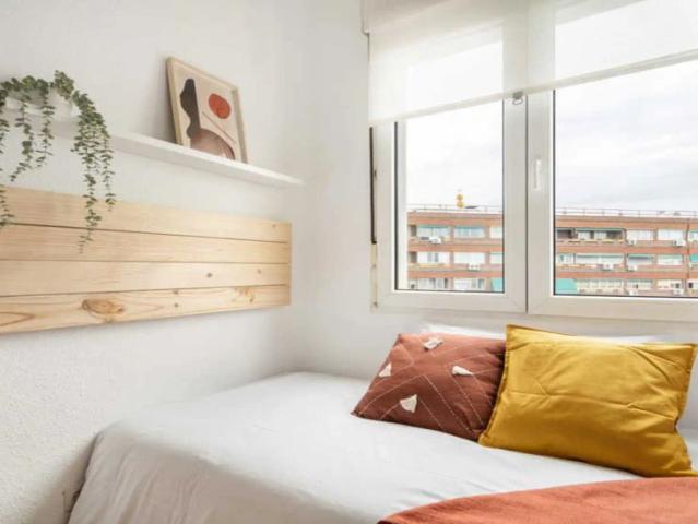 Room in a shared 6 bedroom apartment for rent in Madrid, bills included