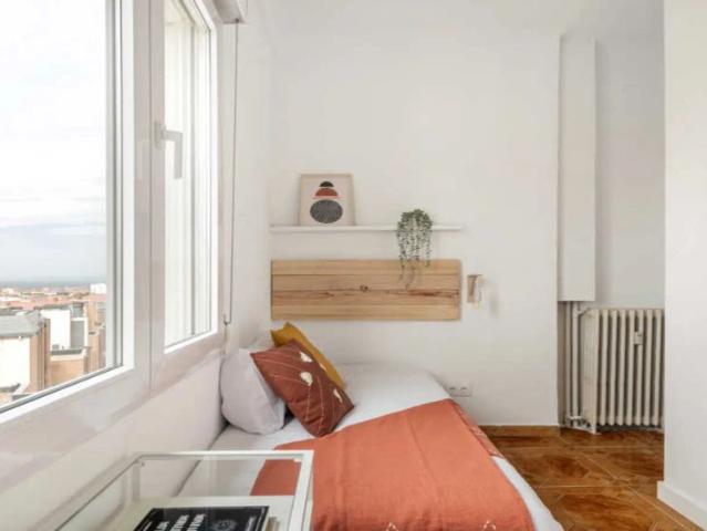 Room in a shared 6 bedroom apartment for rent in Madrid, bills included