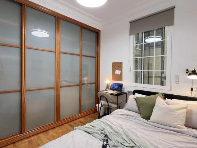 Room in a shared 6 bedroom apartment for rent in Sol, all bills included