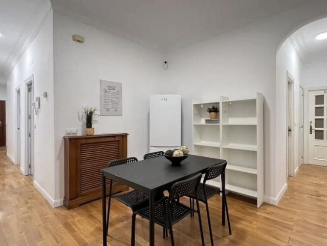 Room in a shared 6 bedroom apartment for rent in Sol, all bills included