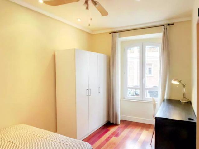 Room in a shared 6 bedroom apartment for rent in Sol
