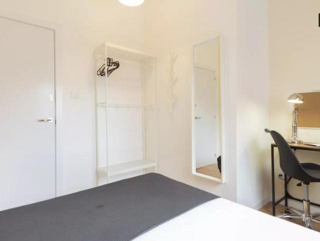 Room in a shared 6 bedroom apartment for rent in San Diego, Madrid, perfect for professionals and students