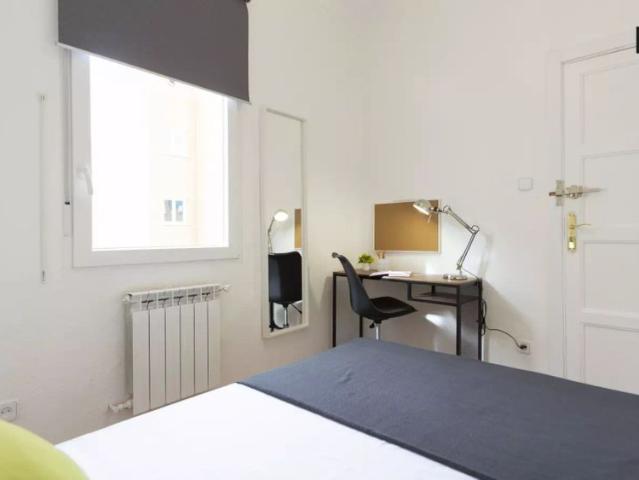 Room in a shared 6 bedroom apartment for rent in San Diego, Madrid, perfect for professionals and students