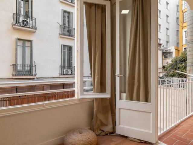 Room in a shared 6 bedroom apartment for rent in Sant Gervasi Galvany