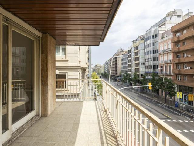 Room in a shared 6 bedroom apartment for rent in Sant Gervasi Galvany