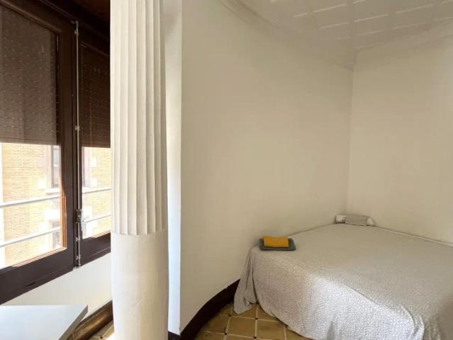 Room in a shared 6 bedroom apartment for rent in Sant Pere Santa Caterina i la Ribera