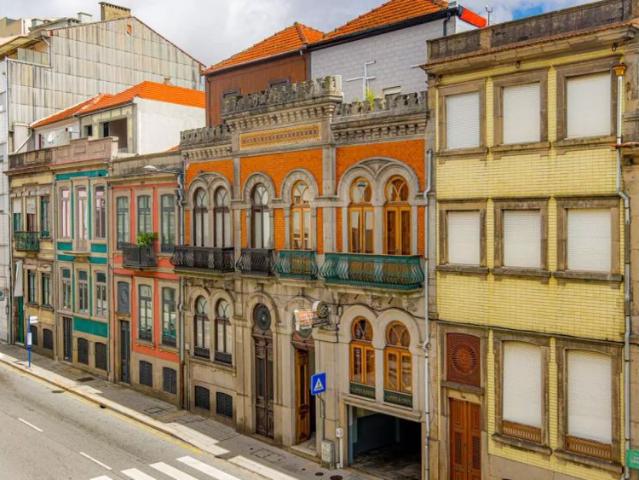 Room in a shared 6 bedroom apartment for rent in Porto