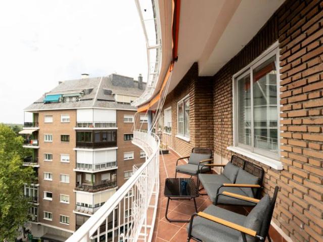 Room in a shared 6 bedroom apartment for rent in Palacio