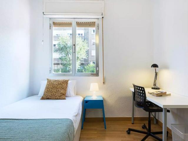 Room in a shared 6 bedroom apartment for rent in Palos de Moguer, Madrid