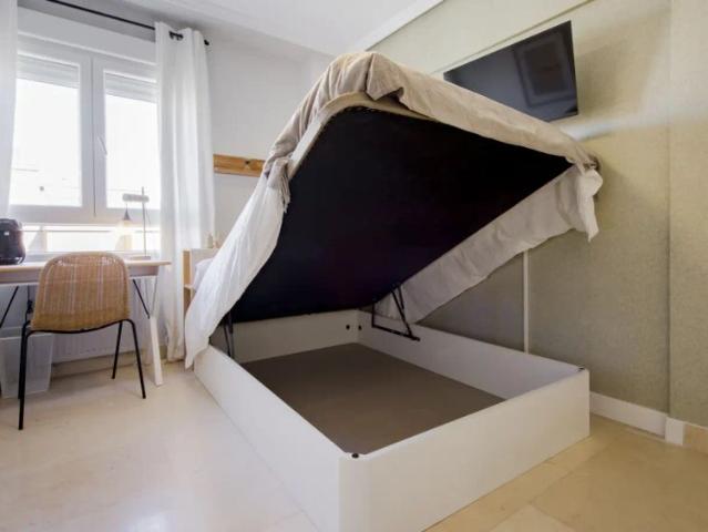 Room in a shared 6 bedroom apartment for rent in Piovera