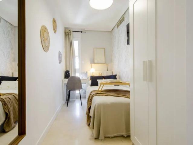 Room in a shared 6 bedroom apartment for rent in Piovera