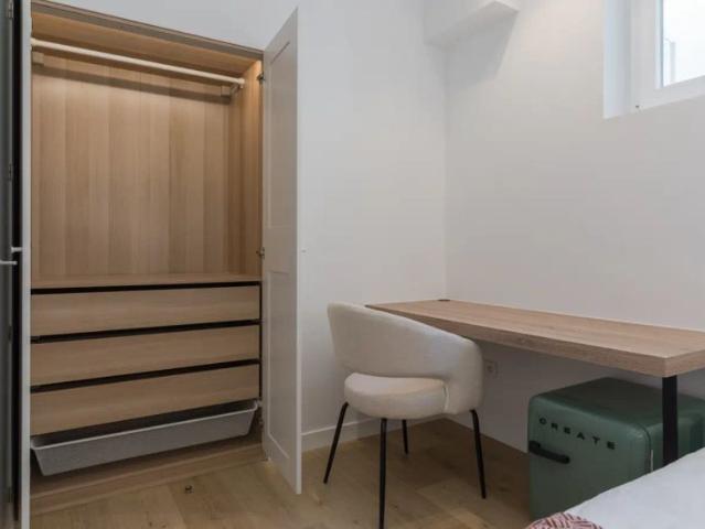 Room in a shared 6 bedroom apartment for rent in Ríos Rosas, professionals only
