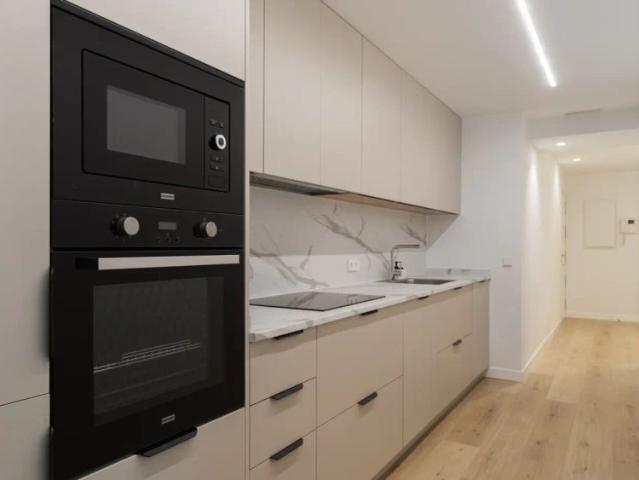 Room in a shared 6 bedroom apartment for rent in Ríos Rosas, professionals only