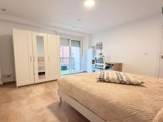 Room in a shared 6 bedroom apartment for rent in Torrent, suitable for professionals and students