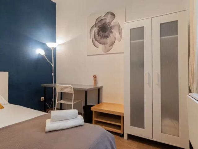 Room in a shared 6 bedroom apartment for rent in Trafalgar