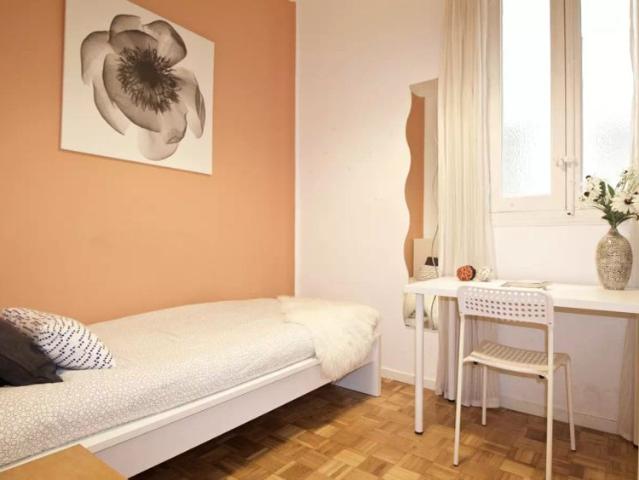 Room in a shared 6 bedroom apartment for rent in Trafalgar