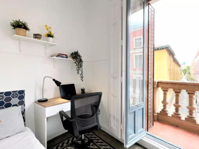 Room in a shared 6 bedroom apartment for rent in Universidad