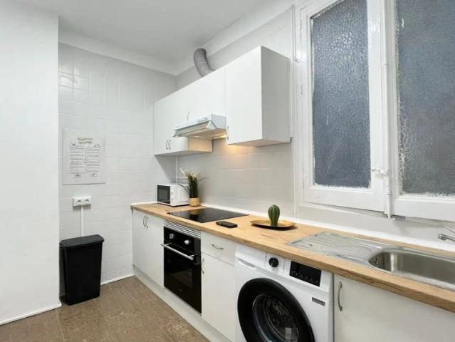 Room in a shared 6 bedroom apartment for rent in Universidad, bills included
