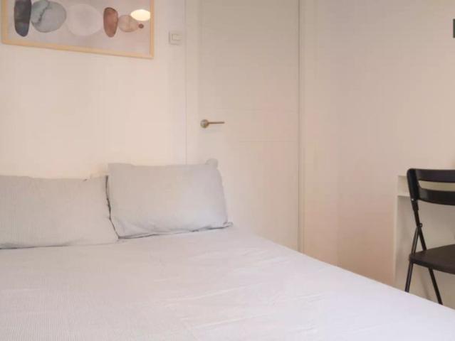 Room in a shared 6 bedroom apartment for rent in Universidad, Madrid for professionals and students