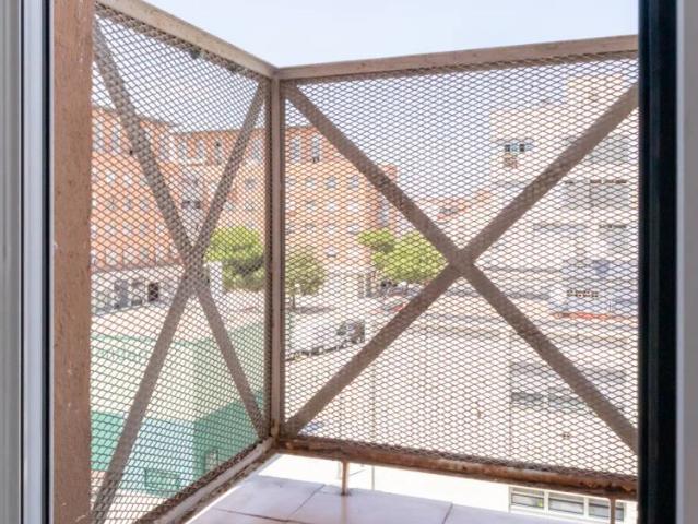 Room in a shared 6 bedroom apartment for rent in Valverde, no couples