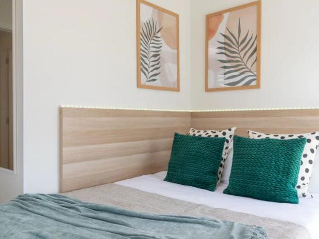 Room in a shared 6 bedroom apartment for rent in Valverde, no couples