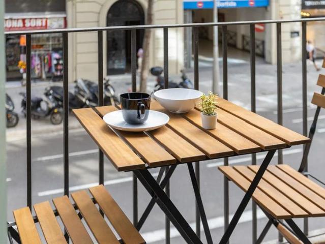 Room in a shared 6 bedroom apartment for rent in Vila de Gràcia