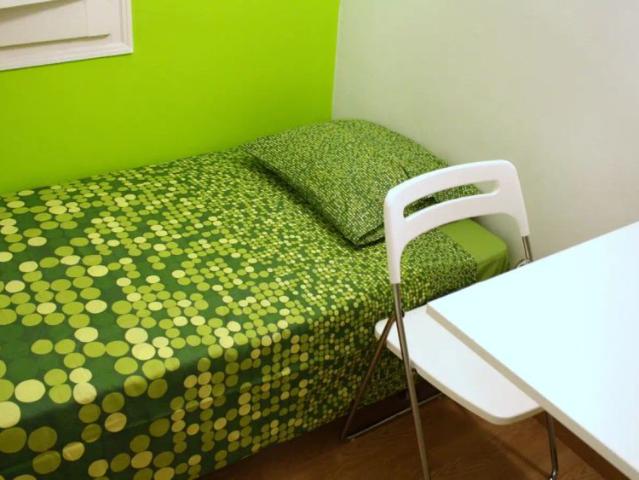 Room in a shared 6 bedroom apartment for rent in Vila de Gràcia, suitable for students