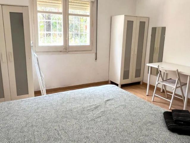 Room in a shared 6 bedroom apartment for rent in Vila de Gràcia, suitable for students