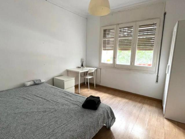 Room in a shared 6 bedroom apartment for rent in Vila de Gràcia, suitable for students