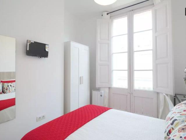 Room in a shared 6 bedroom apartment for rent in Vila de Gràcia, perfect for professionals and students