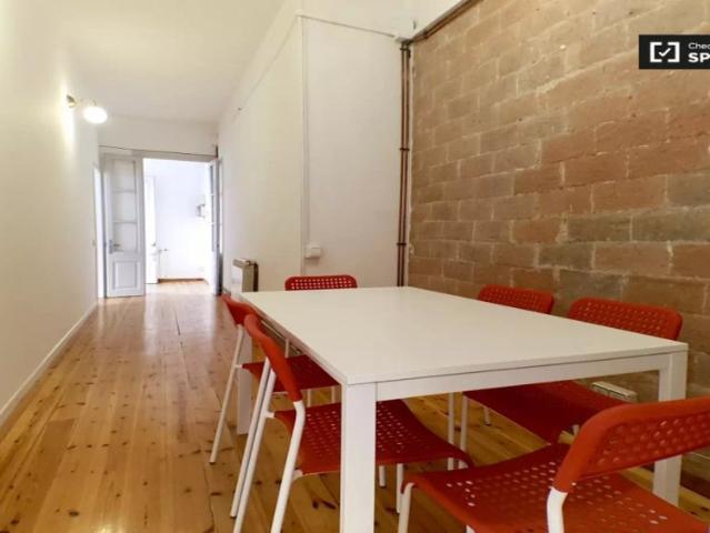 Room in a shared 6 bedroom apartment for rent in Vila de Gràcia, professionals only