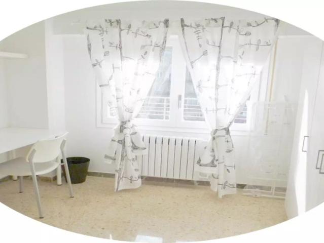 Room in a shared 6 bedroom apartment for rent in Zaragoza, all bills included