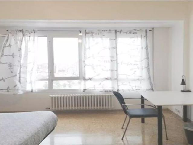 Room in a shared 6 bedroom apartment for rent in Zaragoza, bills included