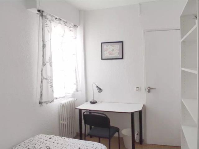 Room in a shared 6 bedroom apartment for rent in Zaragoza, bills included