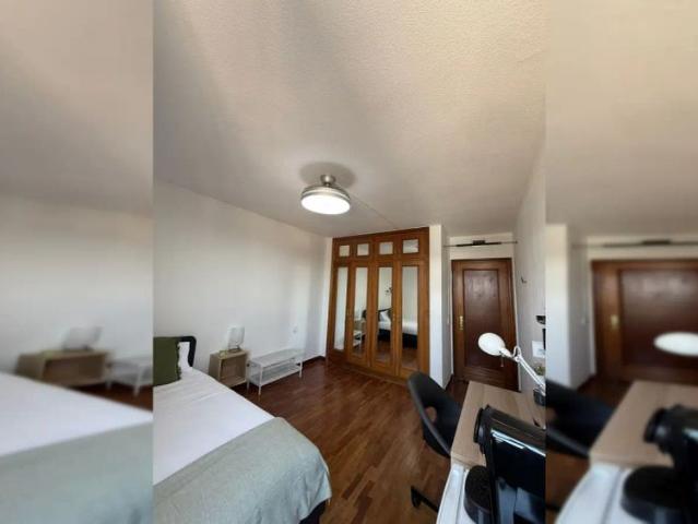Room in a shared 7 bedroom apartment for rent in Castilla