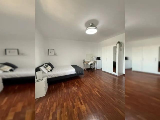 Room in a shared 7 bedroom apartment for rent in Castilla