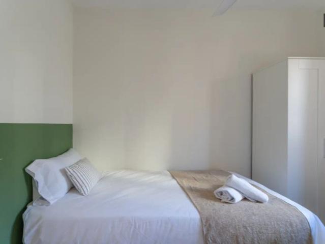 Room in a shared 7 bedroom apartment for rent in Cuatro Caminos