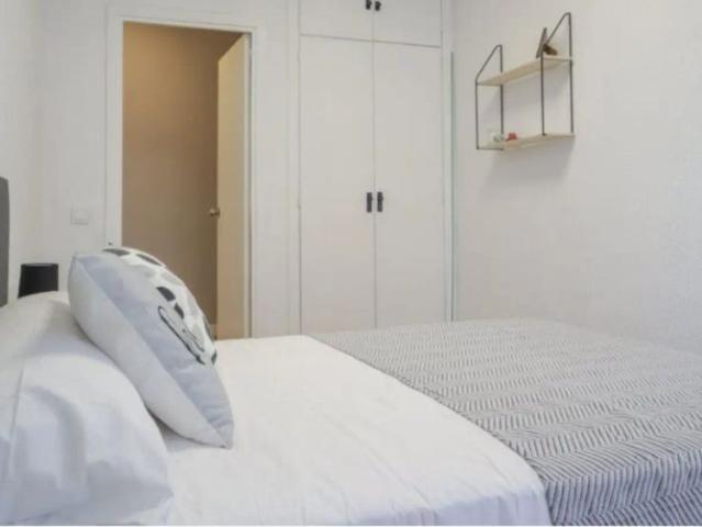Room in a shared 7 bedroom apartment for rent in Cuatro Caminos