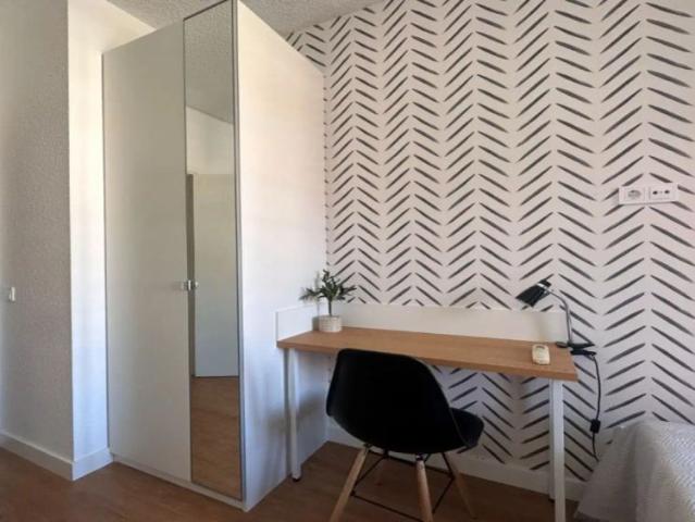 Room in a shared 7 bedroom apartment for rent in Cuatro Caminos