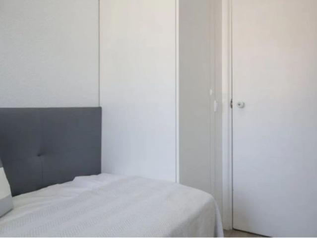 Room in a shared 7 bedroom apartment for rent in Cuatro Caminos