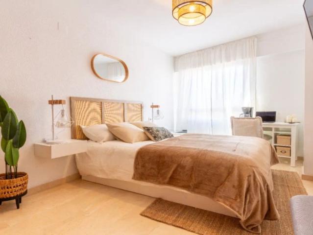 Room in a shared 7 bedroom apartment for rent in Alicante, bills included