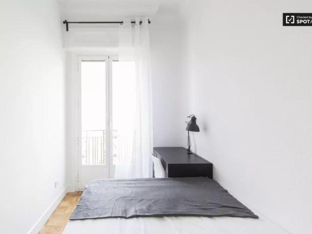 Room in a shared 7 bedroom apartment for rent in Arapiles, professionals and students only