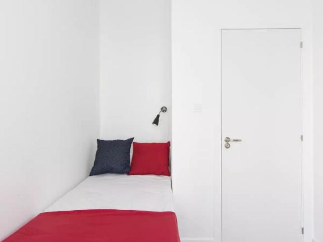 Room in a shared 7 bedroom apartment for rent in Arapiles, professionals and students only