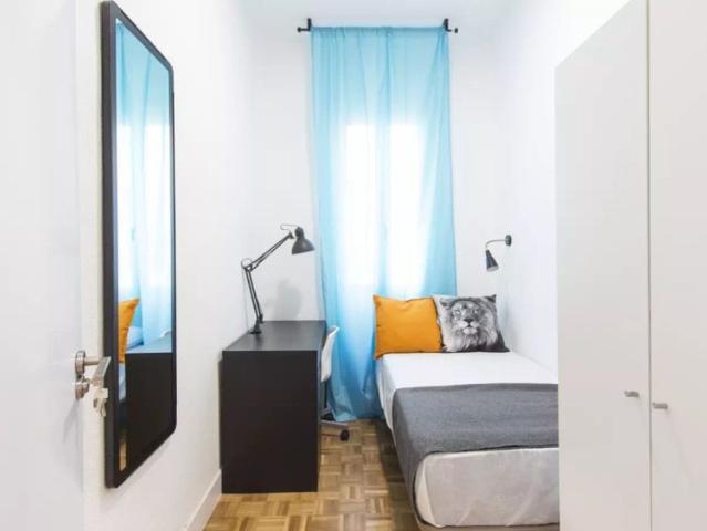Room in a shared 7 bedroom apartment for rent in Arapiles, professionals and students only