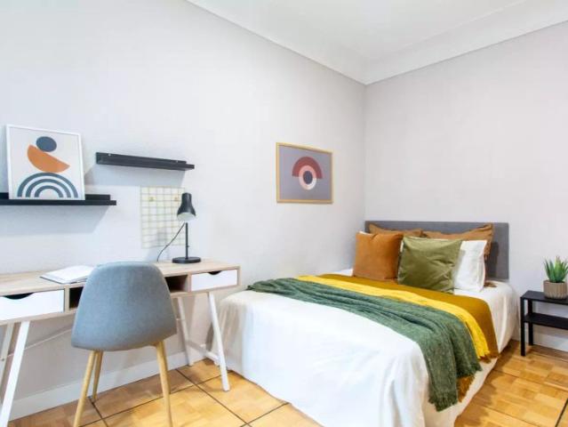Room in a shared 7 bedroom apartment for rent in Argüelles, professionals and students only